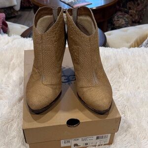 UGG Women's Textured Brown Ankle Booties